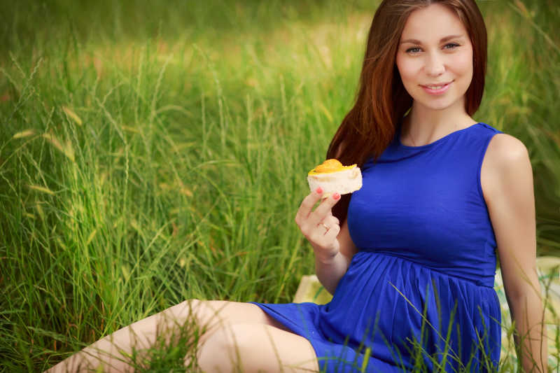 坐在草地上的孕妇