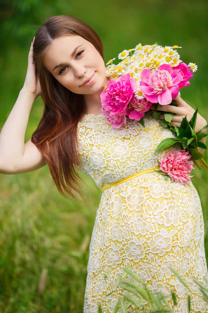 手捧鲜花的孕妇