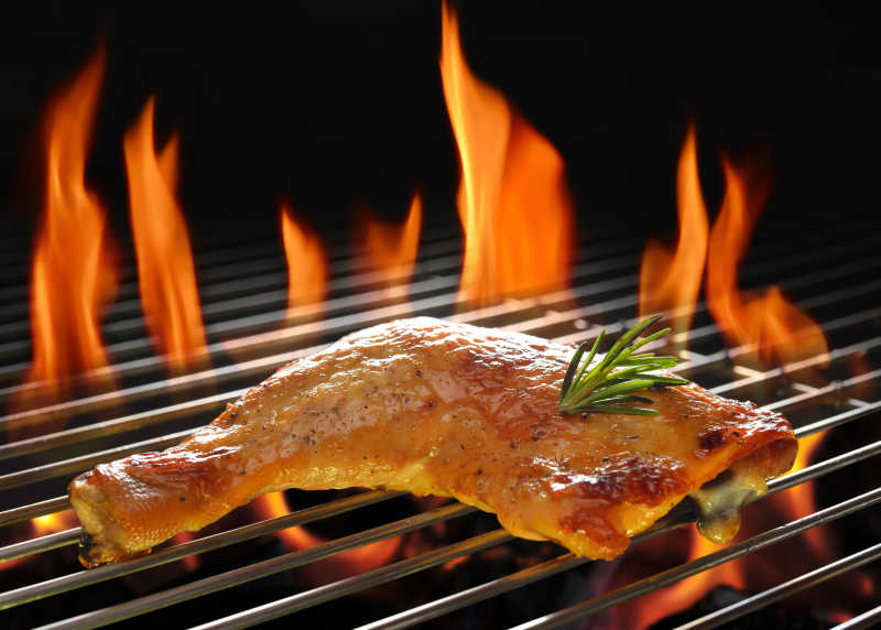 烧烤架上的烤鸡腿