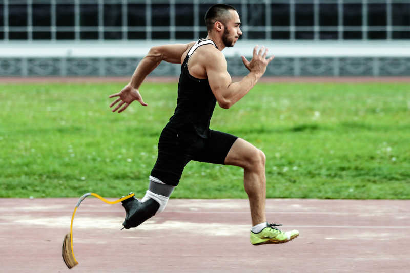 伤残运动员在赛跑