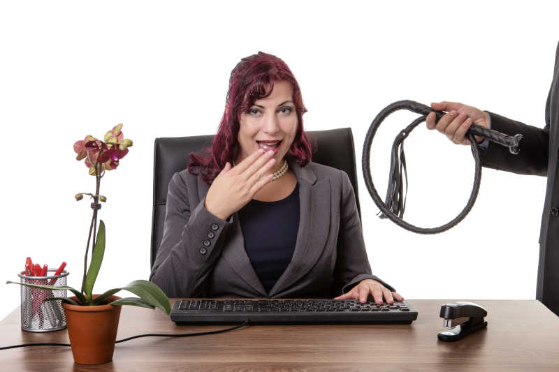 坐在办公室的性感女秘书