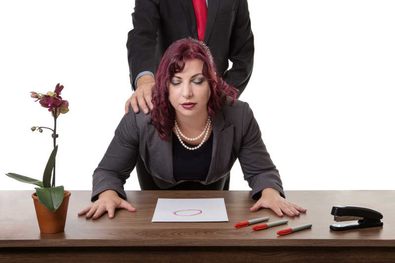 秘书趴在桌子上老板站在她身后