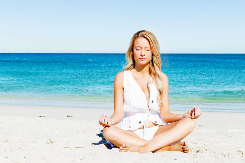 沙滩上年轻美女在放松