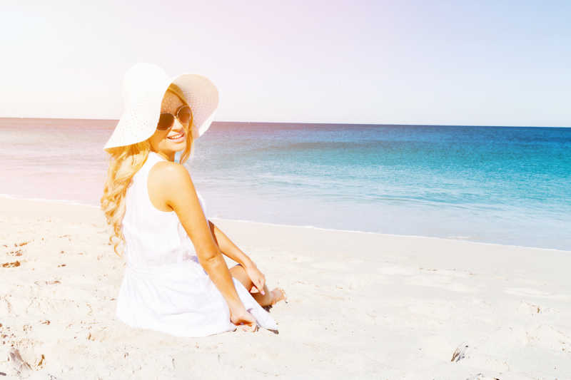 在海滩上放松的年轻女子