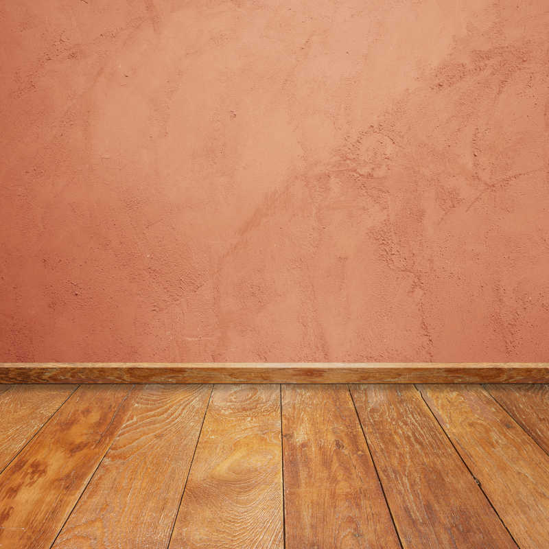 木质的地板和未刮的墙面相连接