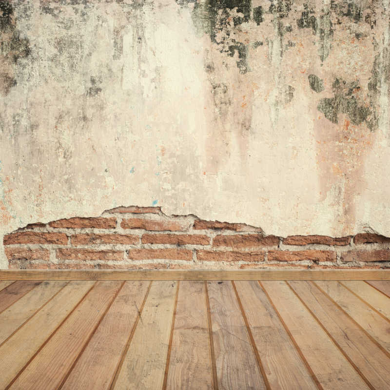 黄色的木地板和破旧的混泥土墙相连接