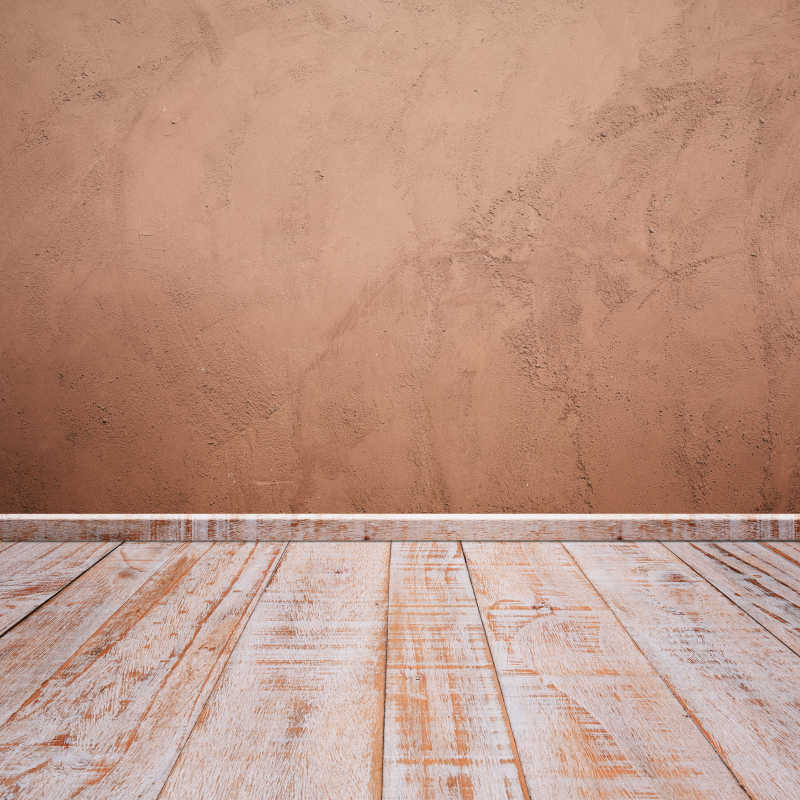 白灰色的木质地板和土色的混泥土墙壁相连接