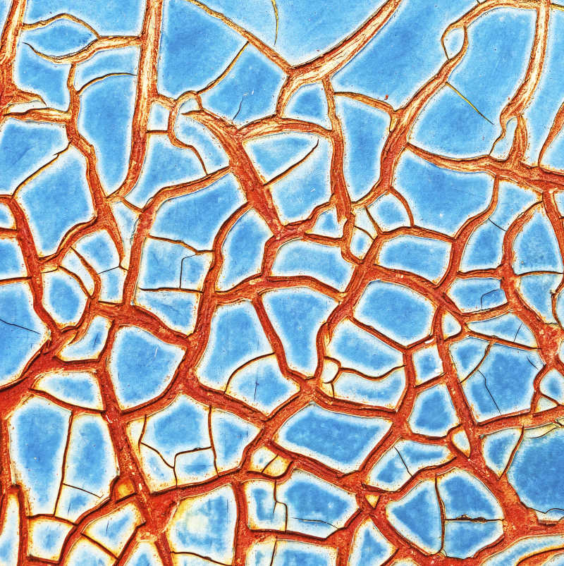 破裂的金属铁皮表层生锈的痕迹