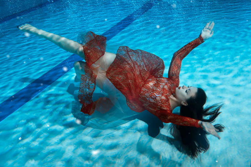 水下女孩溺水图片