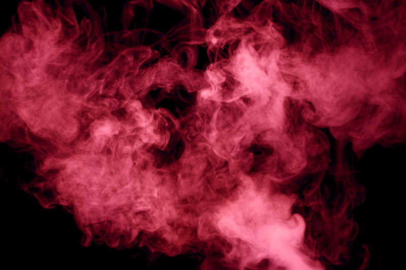 黑色背景上紫色烟雾