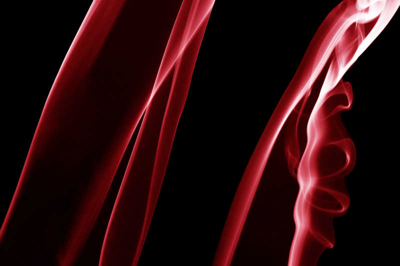 黑色背景上的红色烟雾