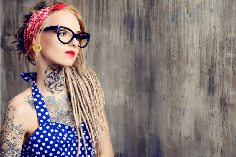 戴着眼镜的纹身时尚美女