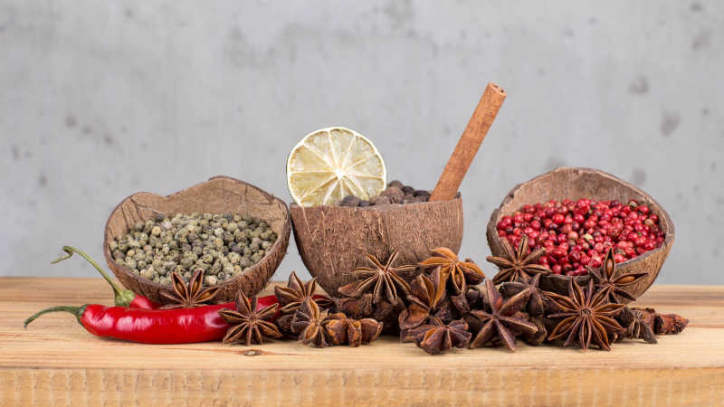 各种整齐摆放在木桌上