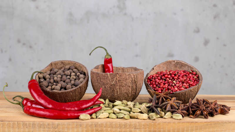 各种放在木桌上的香料