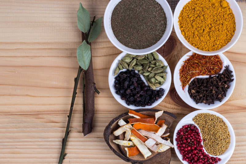 香料集合摆放在木桌上