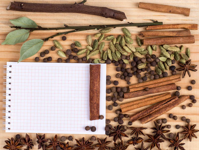 木制桌上的香料背景