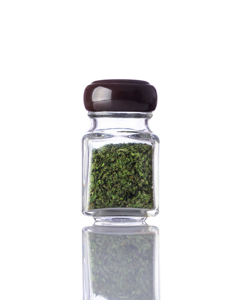 白色背景上的干绿草