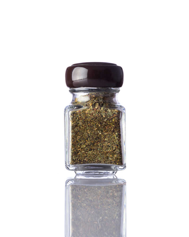 白色背景上的香料罐头