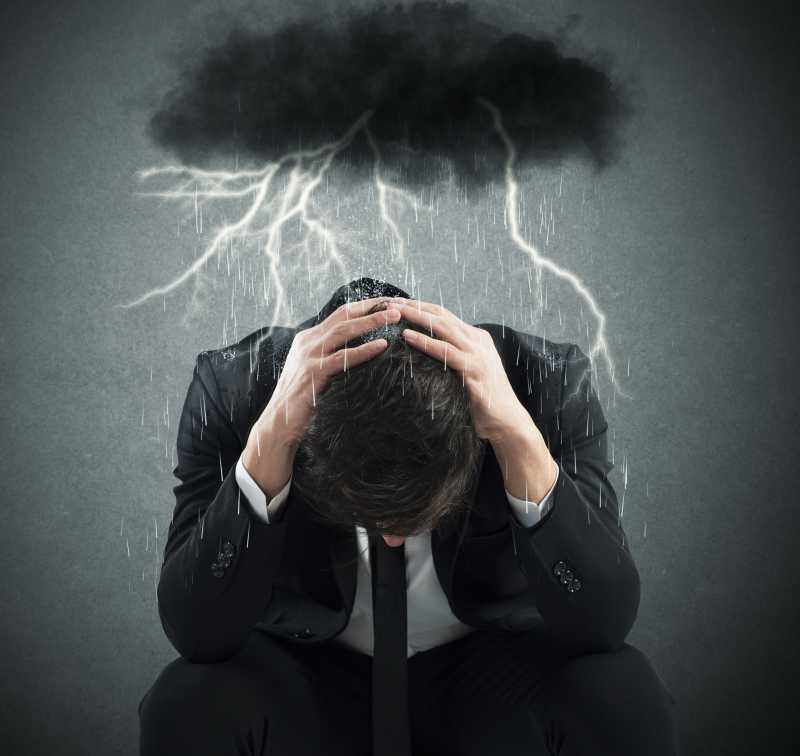 满头乌云绝望的商人