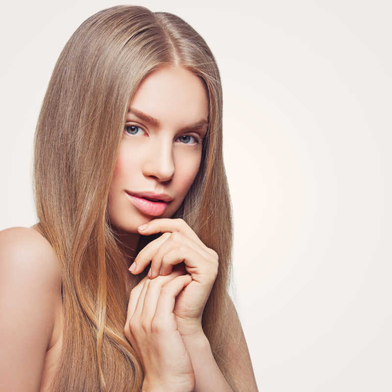 白色背景下迷人的金发美女