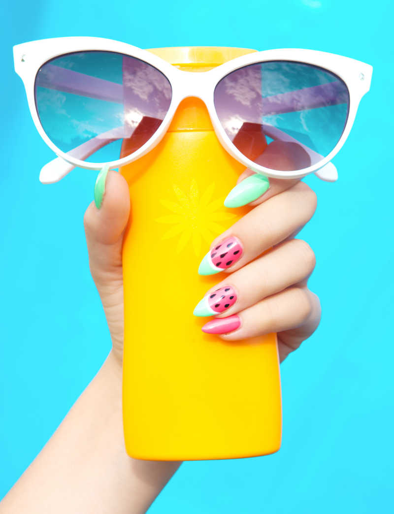 夏季时尚美甲与美手护手概念