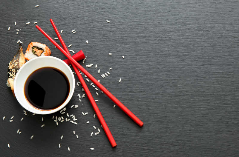 桌上的酱油碗和寿司