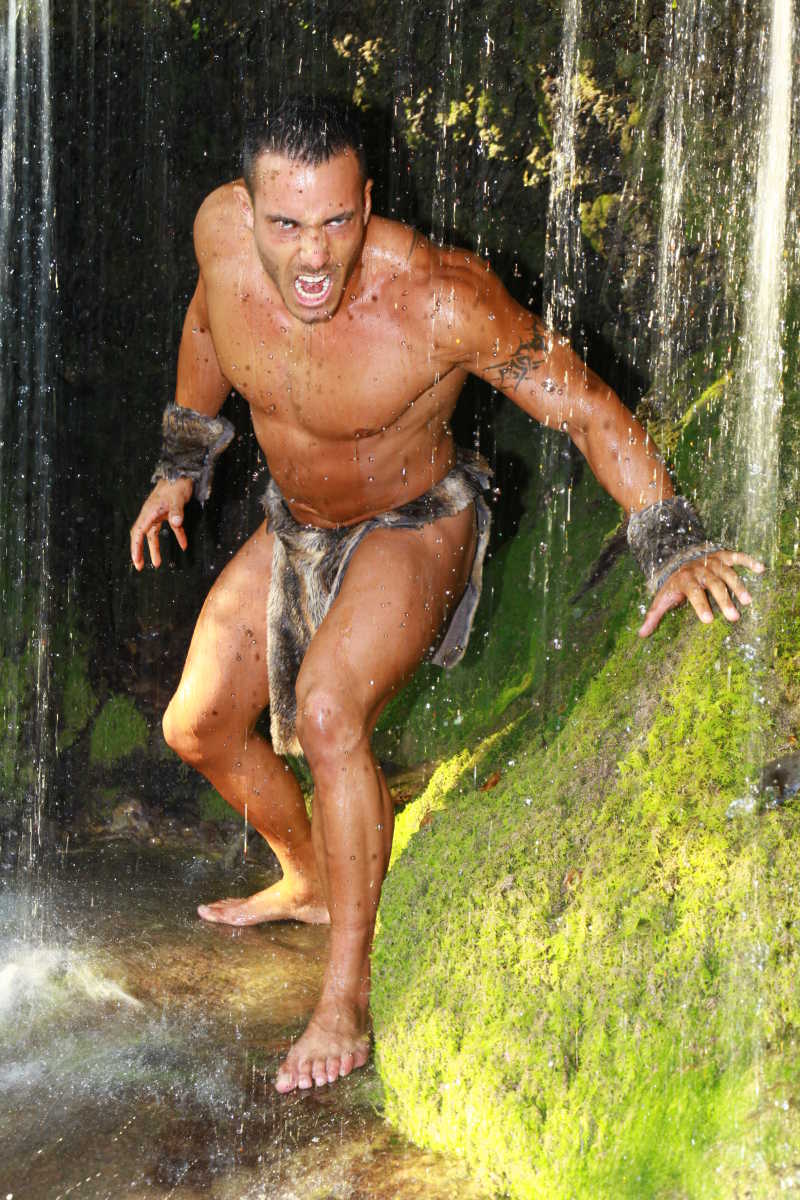 愤怒的肌肉男性