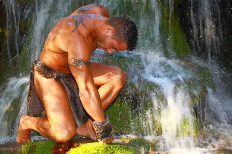 展现力量的原始肌肉男