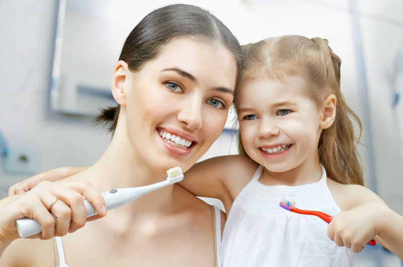 一对拿牙刷刷牙的母女
