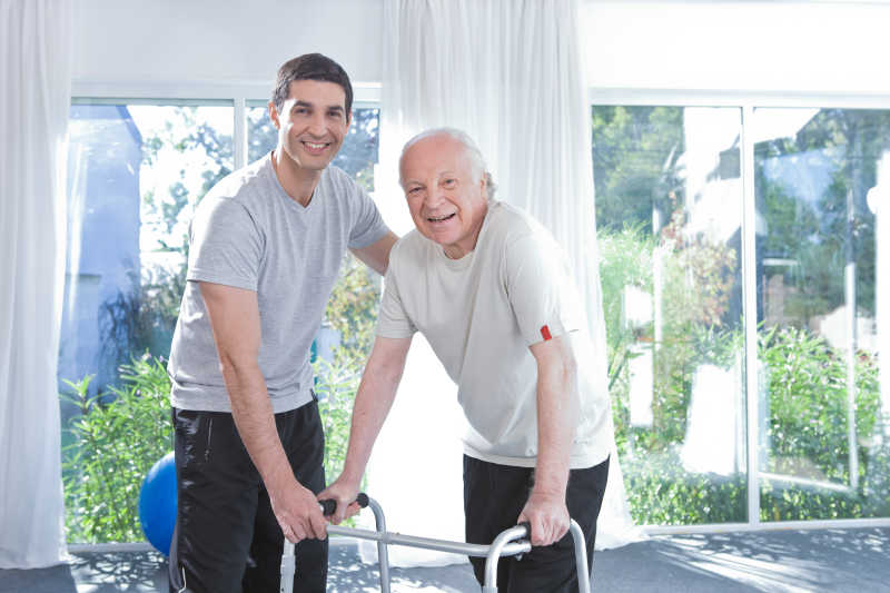 帮助老人行走的男护士