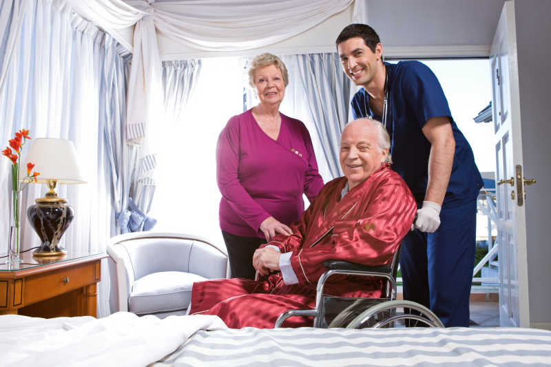 医院里的老年夫妇和帅气的男护士