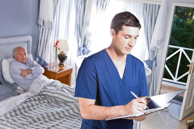 老人感到不舒服男护士记录信息