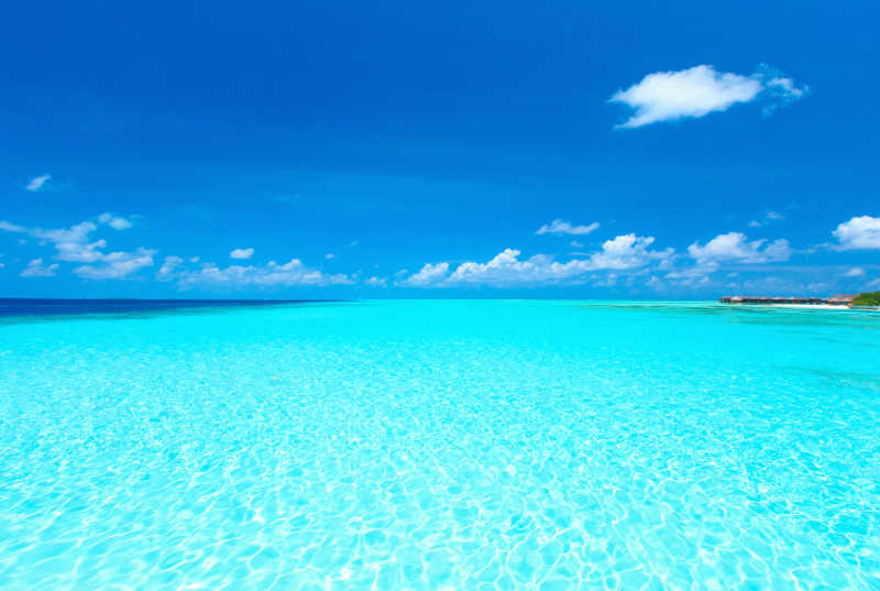 湖蓝色的马尔代夫的清澈的海水