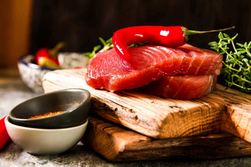 木板上的生牛排