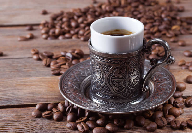 咖啡和精美杯具放在木桌上