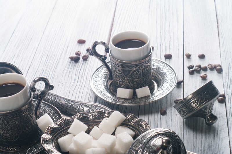 木质桌上的传统土耳其咖啡很美味