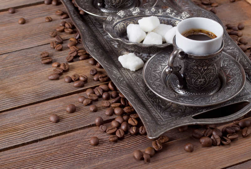 传统的木桌上的土耳其咖啡
