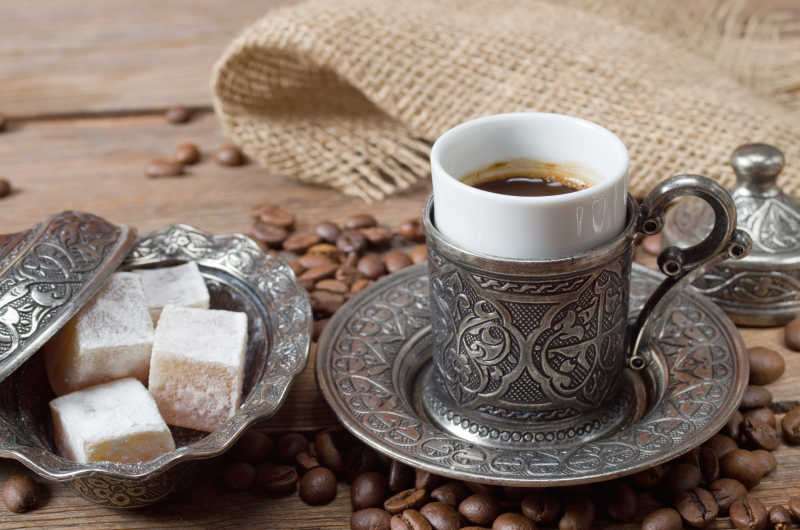 木桌上传统的土耳其咖啡