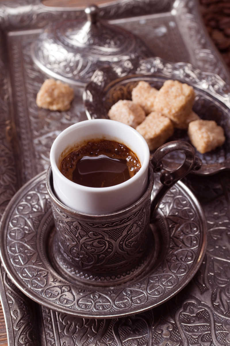 木质桌上的美味的传统土耳其咖啡
