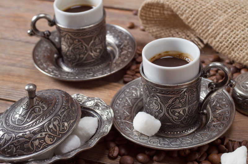 美味的木质桌上的传统土耳其咖啡