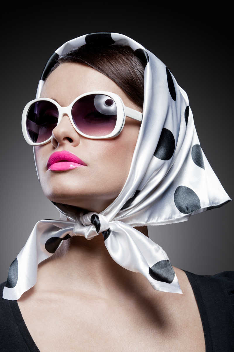 优雅时尚的高加索女郎