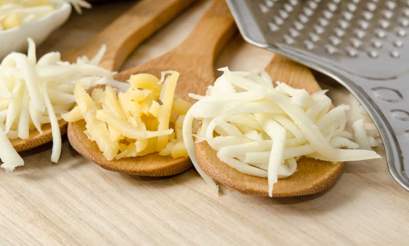 木勺上的碎干酪