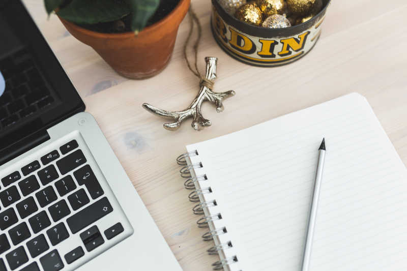 办公桌上的笔记本和吊坠