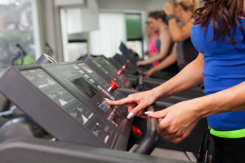 跑步机上年轻的女子