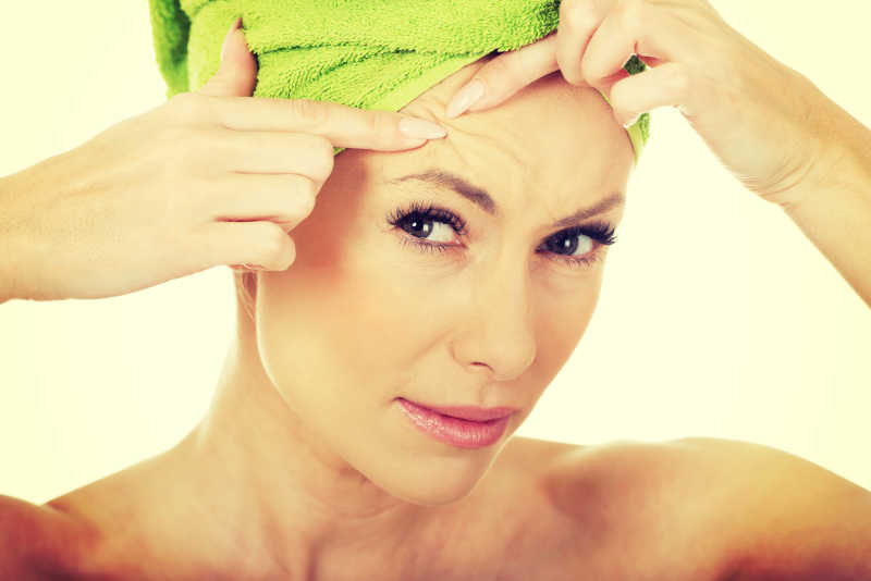 挤出皱纹的女人脸部特写