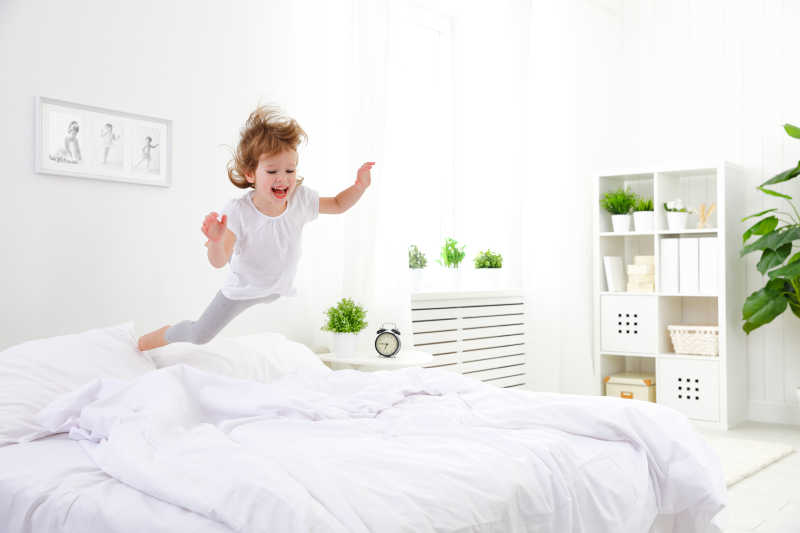 卧室里开心的小女孩