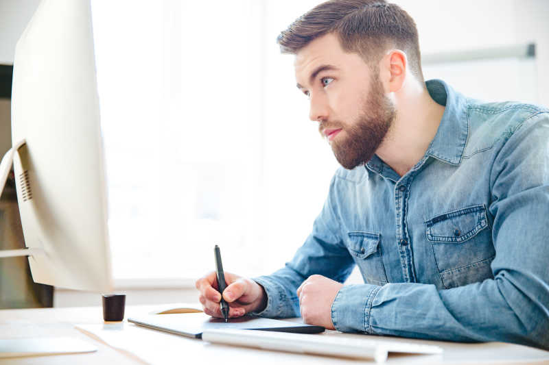 在办公室认真工作的设计师