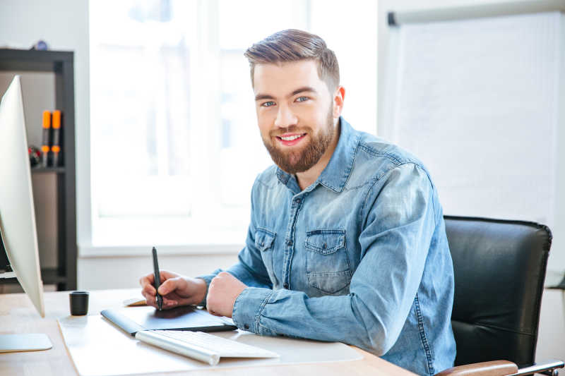 微笑的帅气设计师