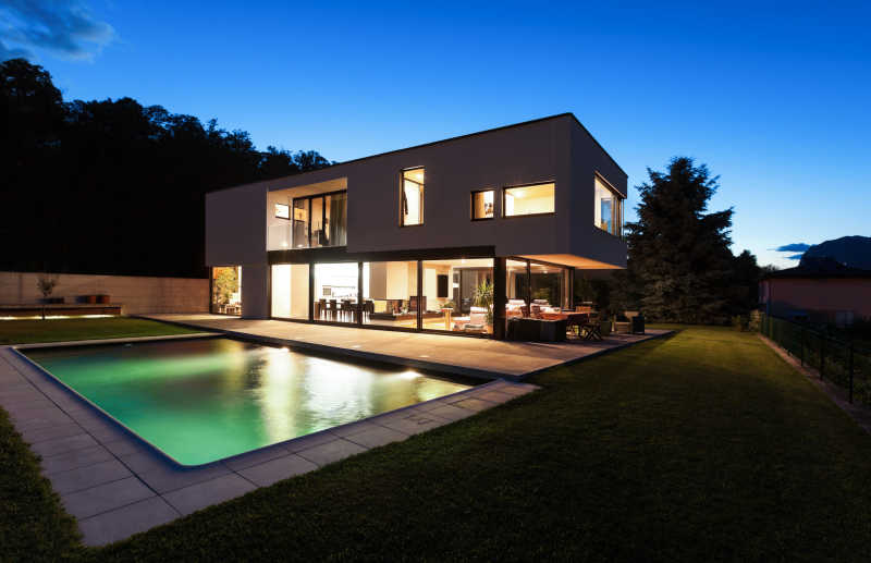 现代泳池别墅夜景