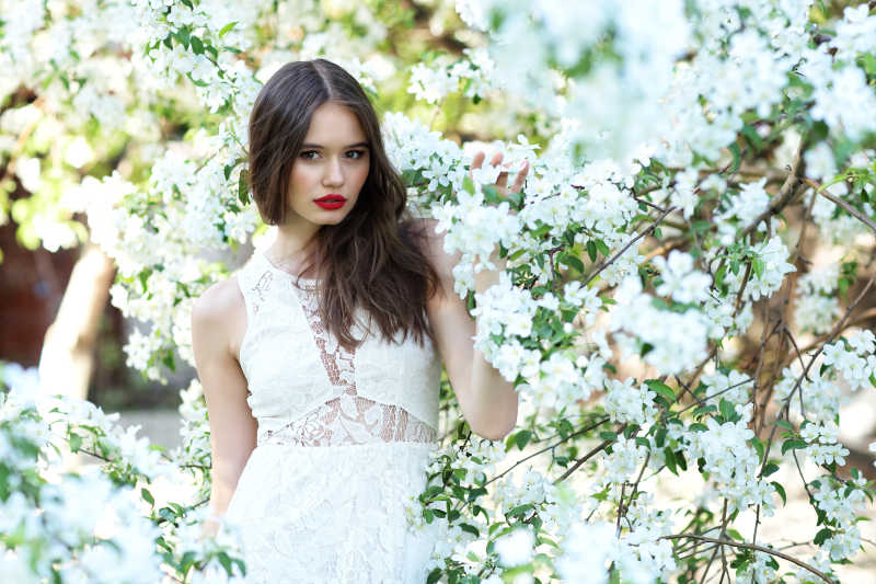 漂亮的女子与盛开的树